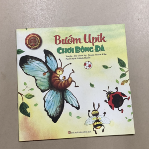 Bướm Upik chơi bóng đá